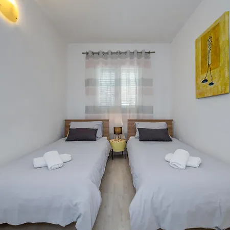 Apartman Huging The Horizon. *