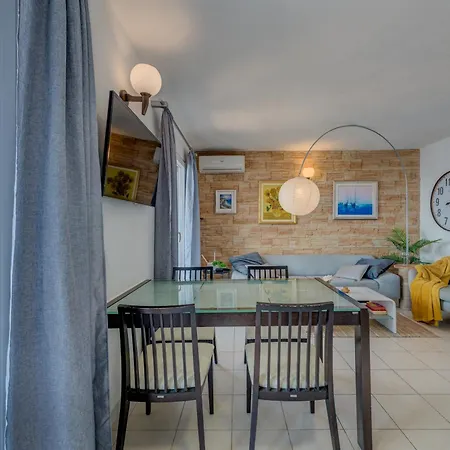 Apartman Huging The Horizon.