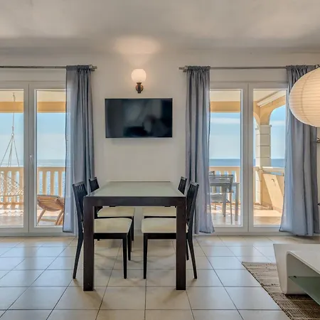 Huging The Horizon. Zaglavice