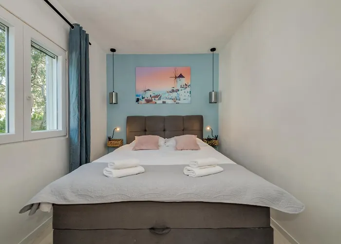 Apartman Huging The Horizon.