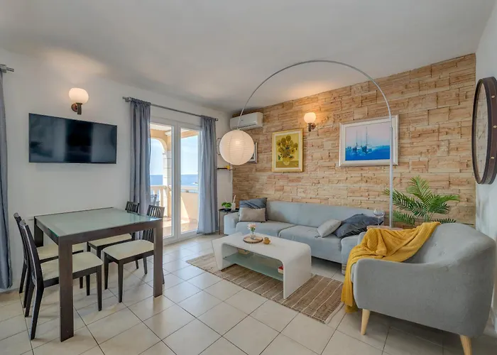 Apartman Huging The Horizon.