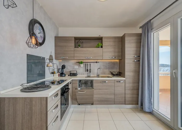 Huging The Horizon. Zaglavice