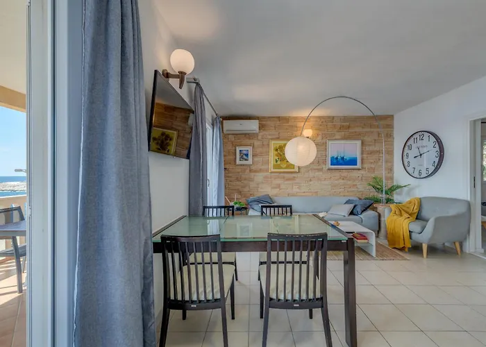 Apartman Huging The Horizon.