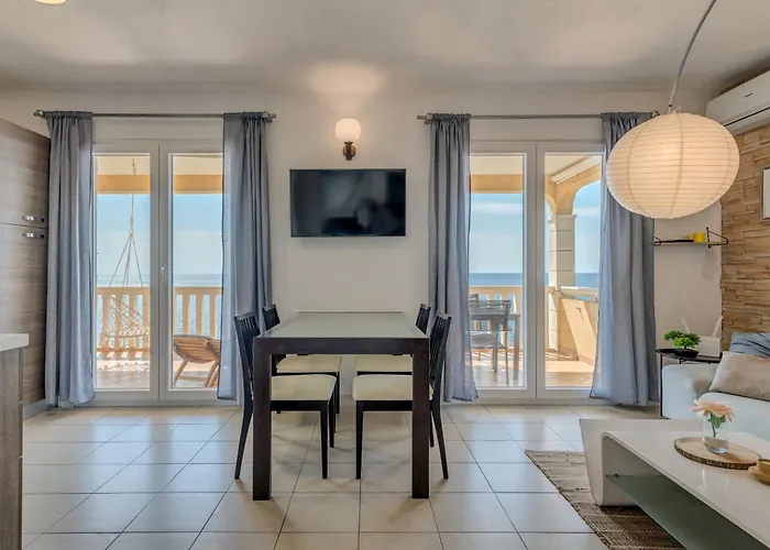 Huging The Horizon. Zaglavice