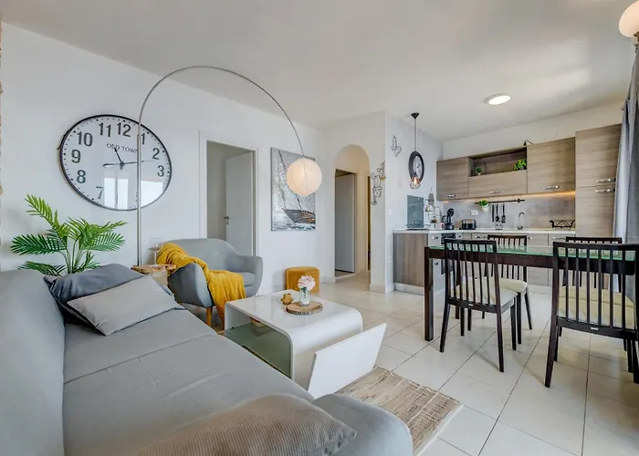 Huging The Horizon. Zaglavice