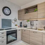 Huging The Horizon. * Zaglavice