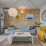 Huging The Horizon. Zaglavice