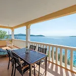 Huging The Horizon. Apartmán