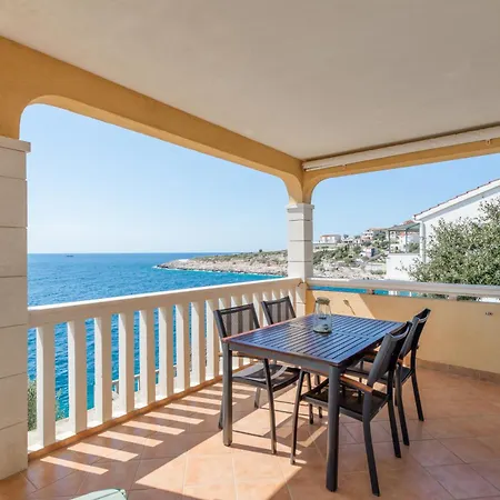 Apartment Huging The Horizon. *