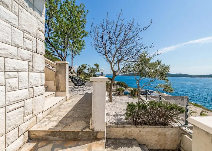 Huging The Horizon. Zaglavice