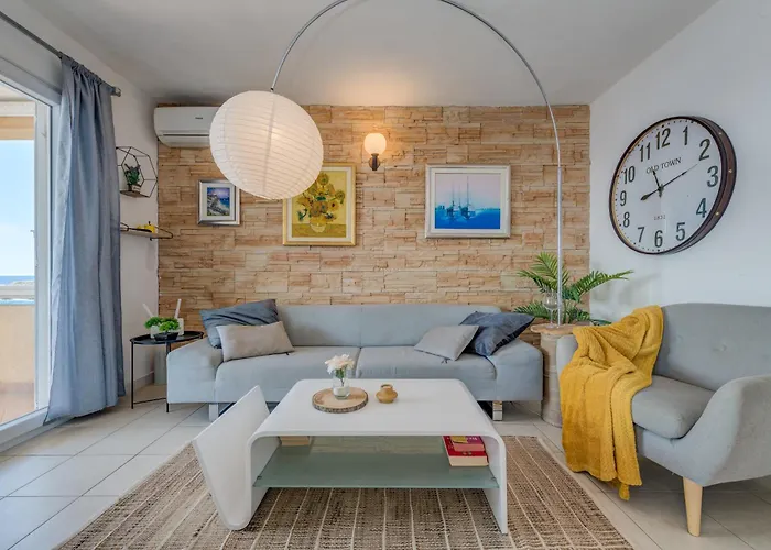 Huging The Horizon. Zaglavice